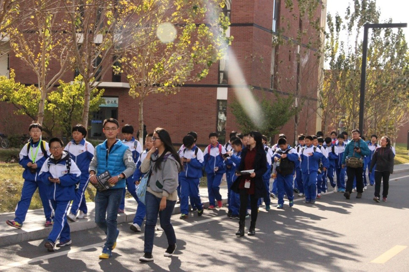 盘锦市实验中学师生来校区参观